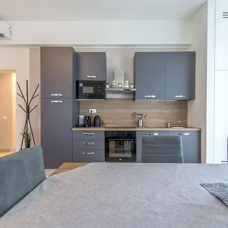 Mutina Luxlife Close To Center - Free Parking Apartment